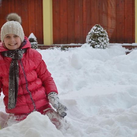 Vila Deluxe&Apartmány Riviéra Liptov Bešeňová Esterno foto