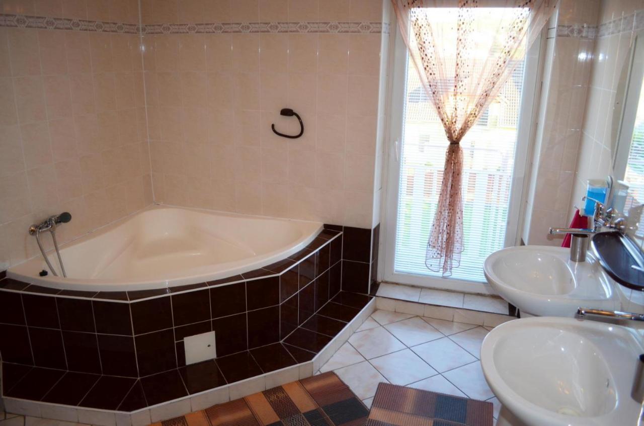Vila Deluxe&Apartmány Riviéra Liptov Bešeňová Esterno foto