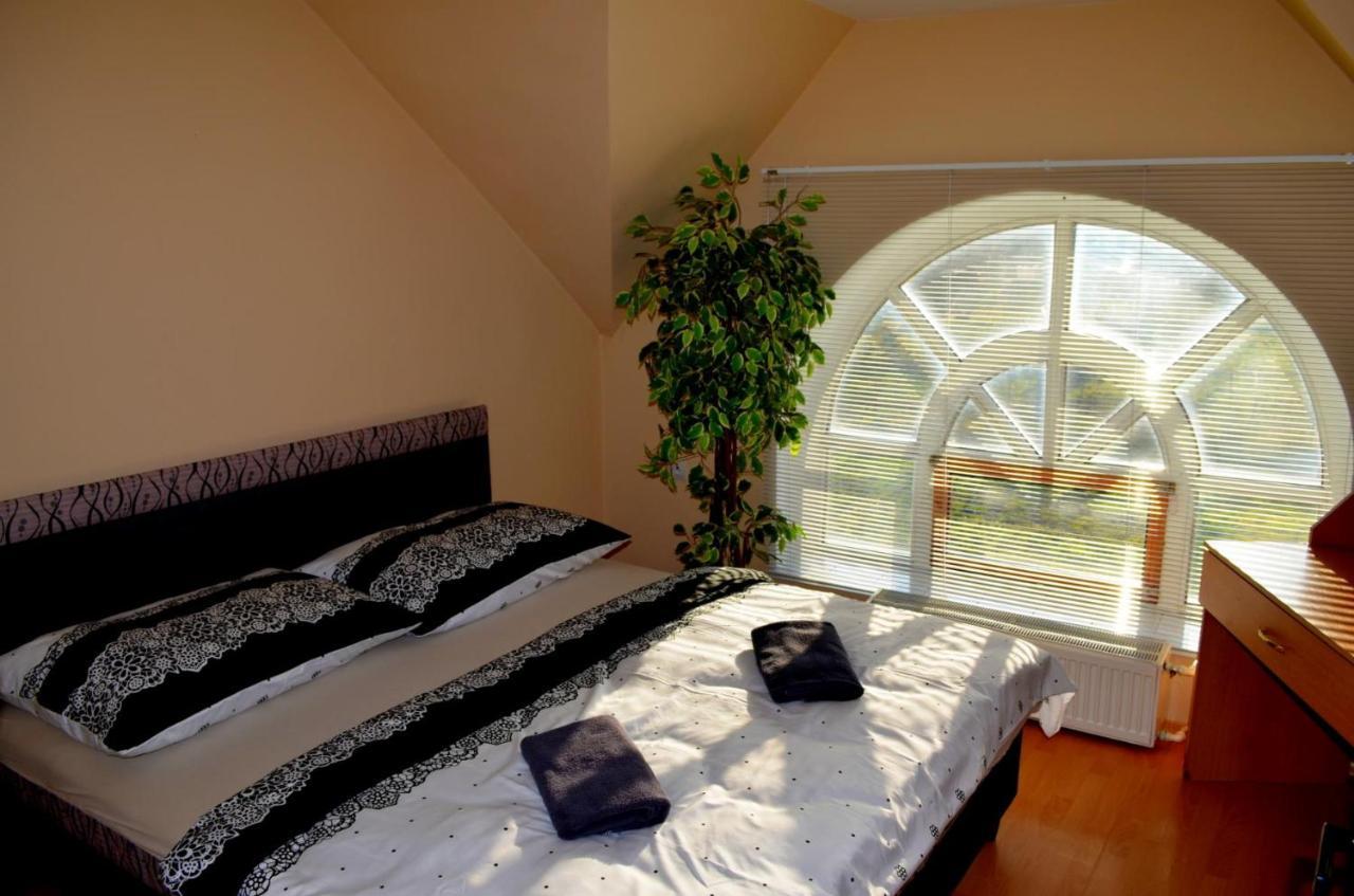 Vila Deluxe&Apartmány Riviéra Liptov Bešeňová Esterno foto