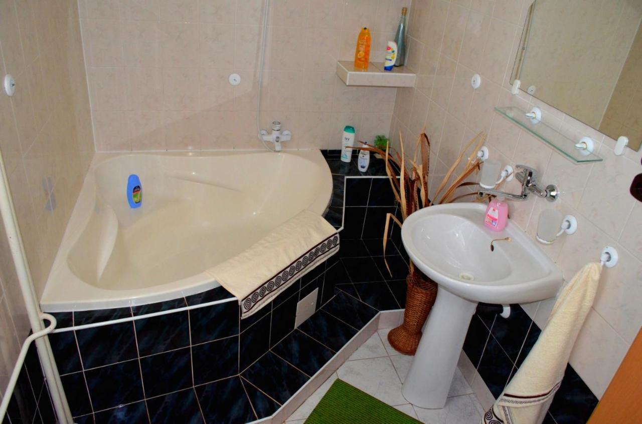 Vila Deluxe&Apartmány Riviéra Liptov Bešeňová Esterno foto