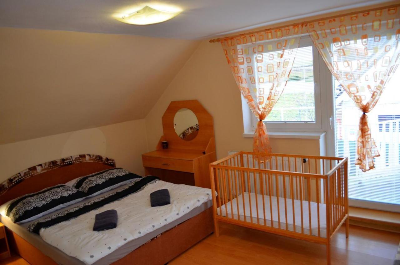 Vila Deluxe&Apartmány Riviéra Liptov Bešeňová Esterno foto