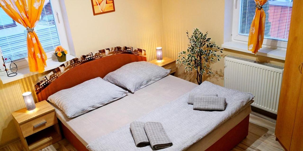Vila Deluxe&Apartmány Riviéra Liptov Bešeňová Esterno foto