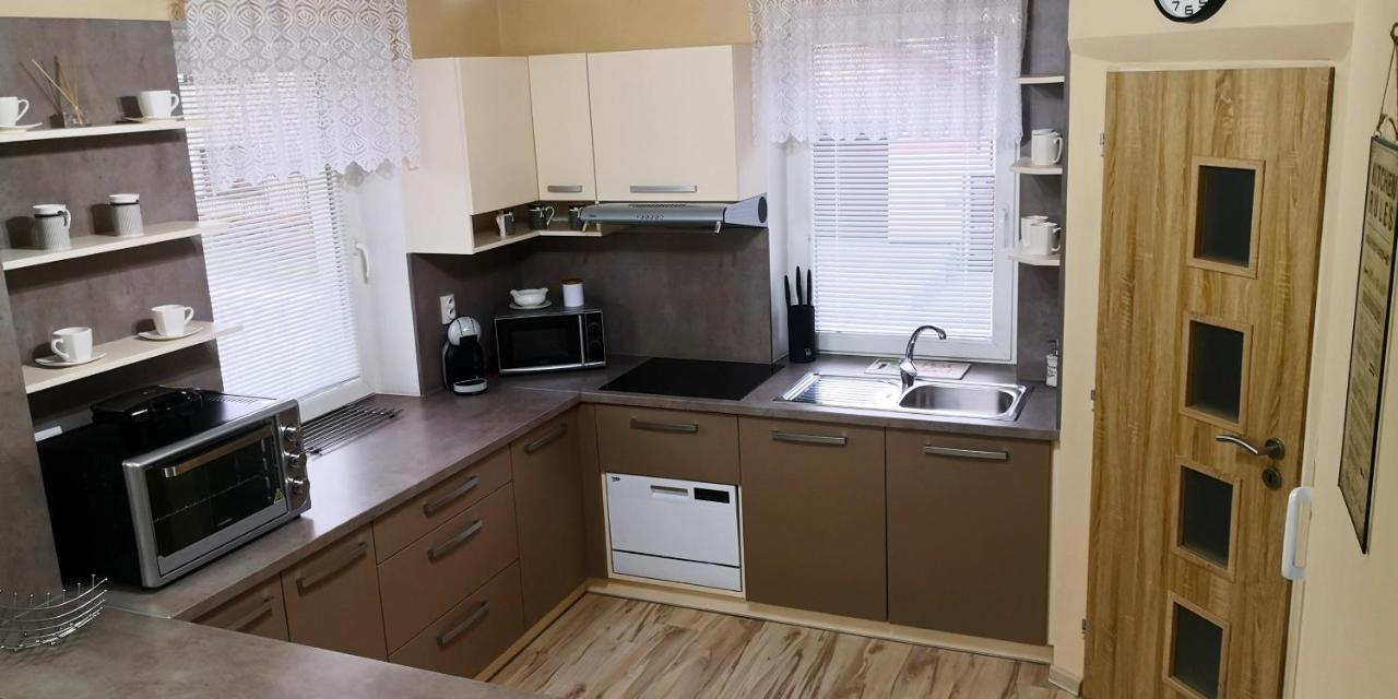 Vila Deluxe&Apartmány Riviéra Liptov Bešeňová Esterno foto