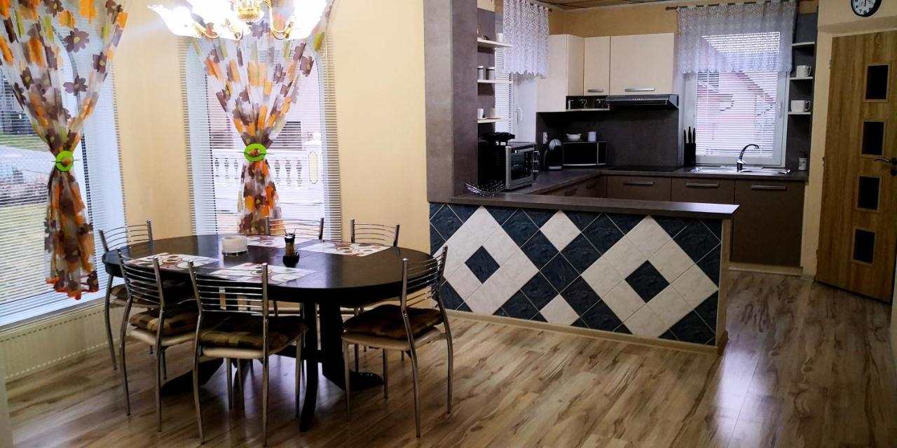 Vila Deluxe&Apartmány Riviéra Liptov Bešeňová Esterno foto
