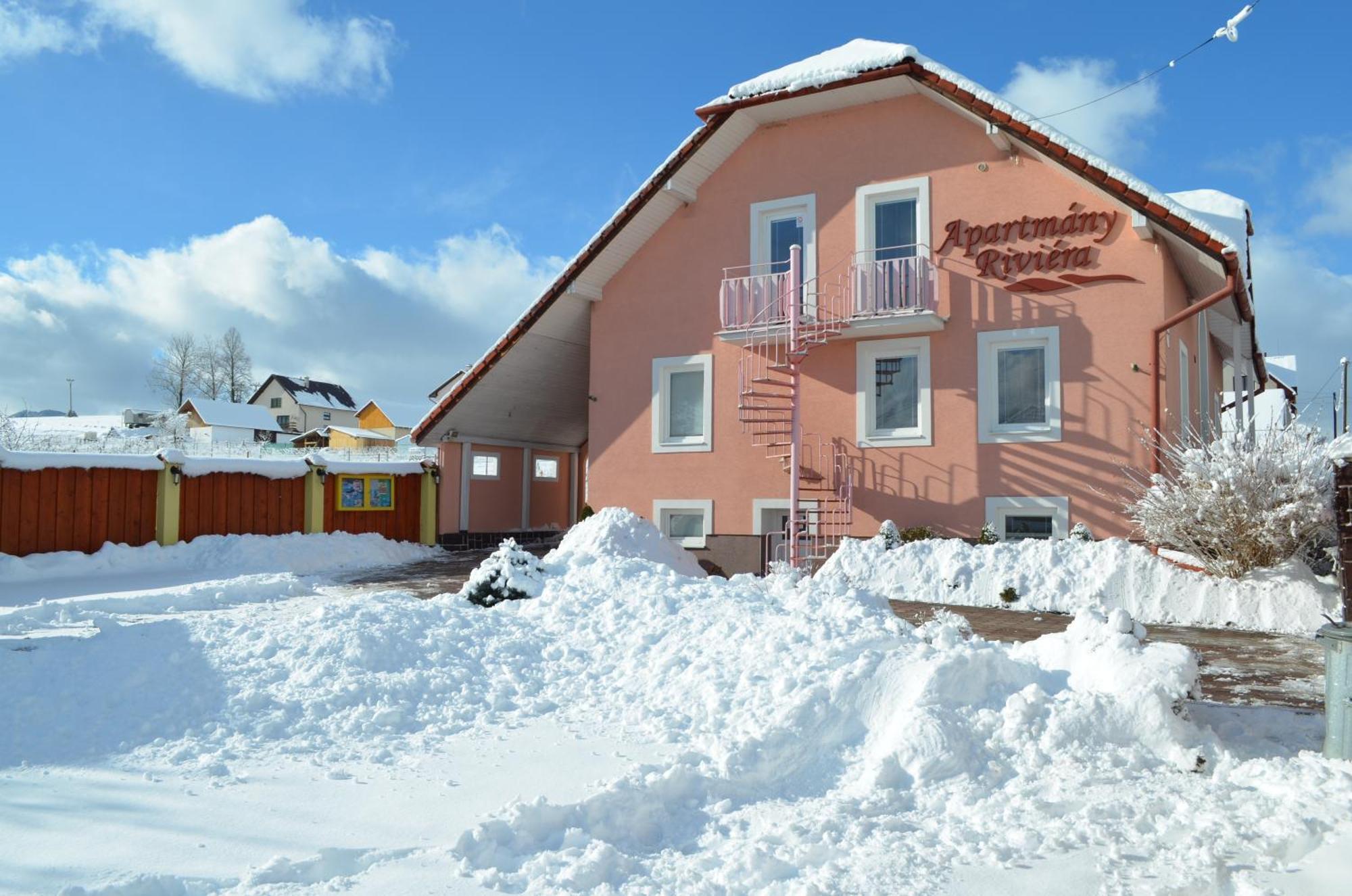 Vila Deluxe&Apartmány Riviéra Liptov Bešeňová Esterno foto