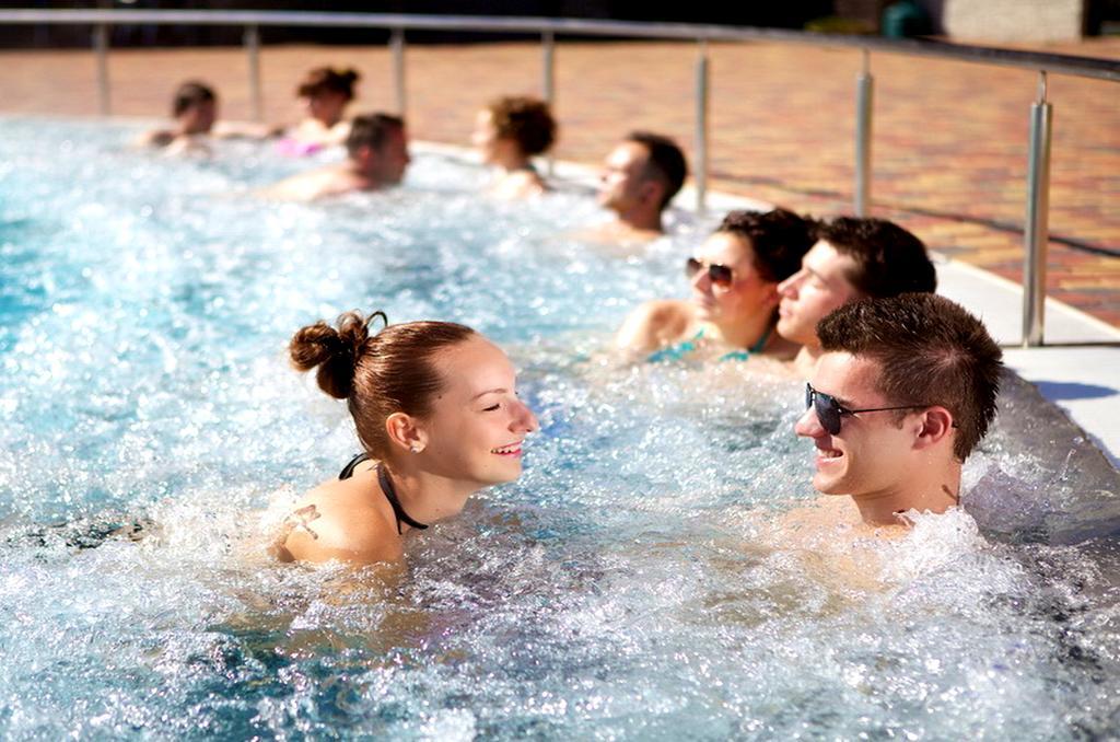 Vila Deluxe&Apartmány Riviéra Liptov Bešeňová Esterno foto