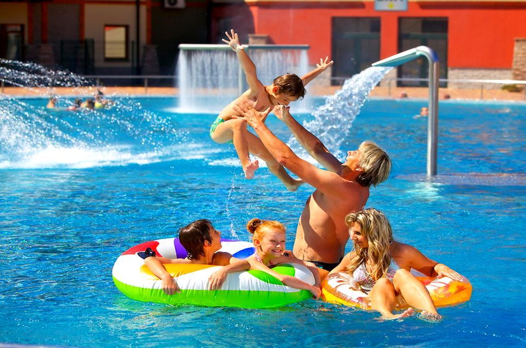 Vila Deluxe&Apartmány Riviéra Liptov Bešeňová Esterno foto
